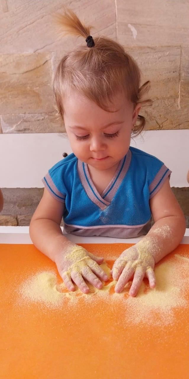 Bebê explorando texturas na Superação