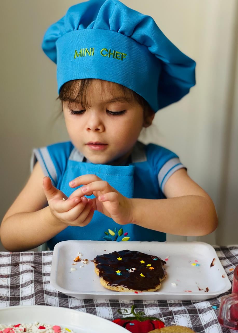 Mini chef decorando biscoito na Superação